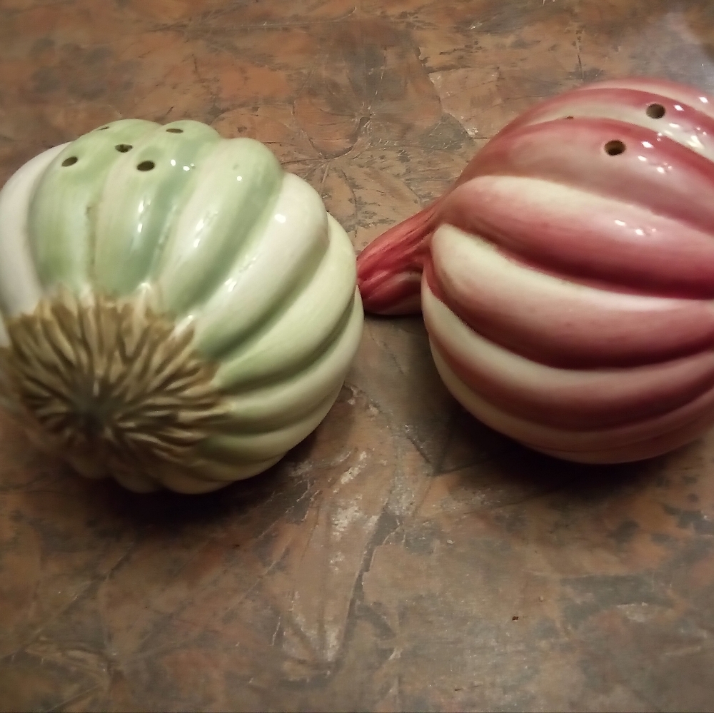 Vintage Ceramic Onion Vegetable Salt & Pepper Shakers.